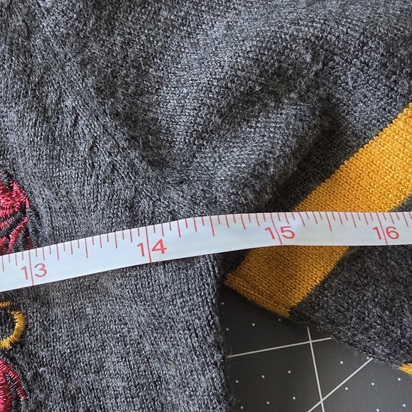 Harry Potter Gryffindor Cardigan - Picture 3 of 7